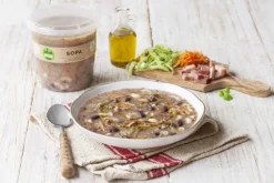 Sopa de Feijão com Couve Lombarda e Bacon